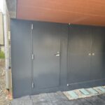 長野県松本市にて鉄部塗装〈コンクリート壁と鉄部ドアの塗装〉